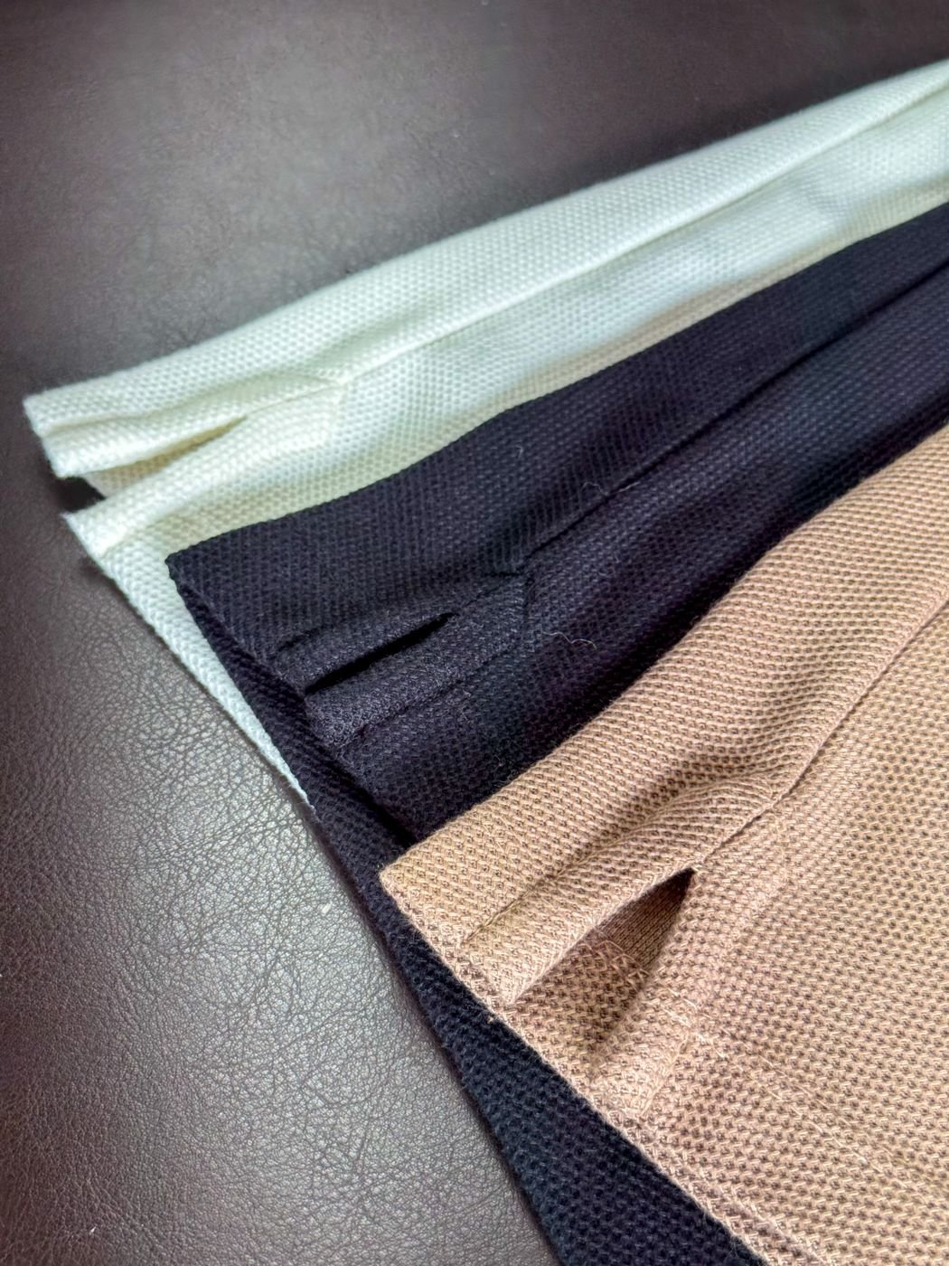 Barra das polos TOURI nas três cores, com fenda lateral